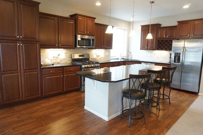 Building Photo - Partially Furnished (or unfurnished) Singl...