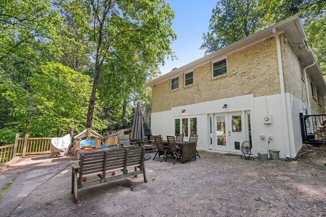 Building Photo - 486 Lakeshore Dr NE