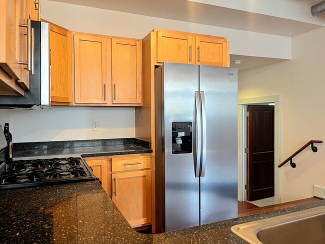 Building Photo - Beautiful 2 Bed/2 Bath Condo for Rent in D...