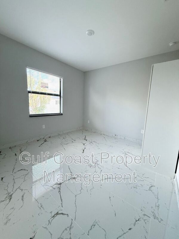Building Photo - 2216 NE 10th Pl