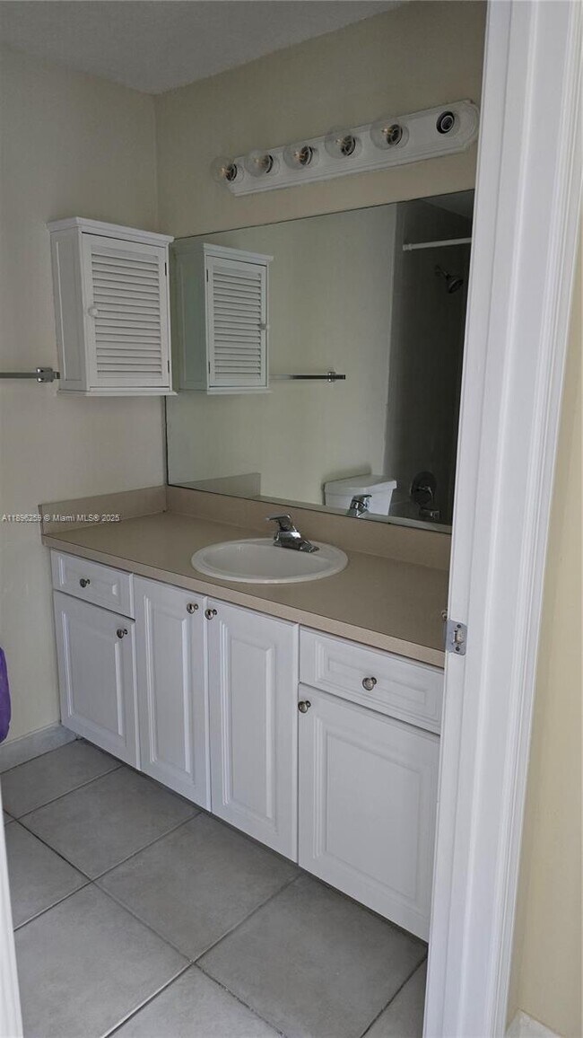 Building Photo - $2,500MONTHLY;4802 WASHINGTON ST #12 HOLLY...