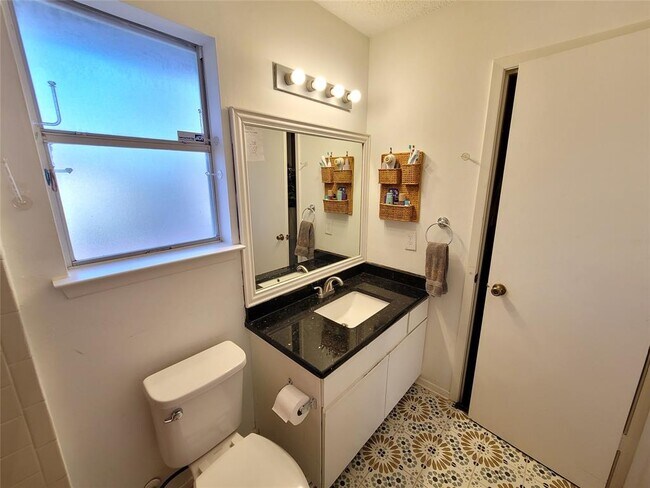 Building Photo - 1015 E Yager Ln