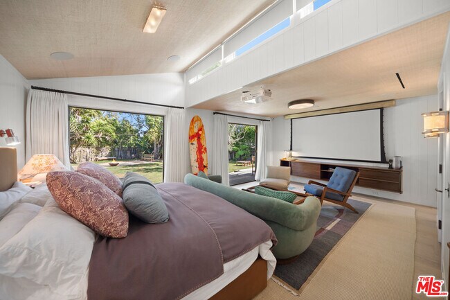 Building Photo - 7038 Dume Dr