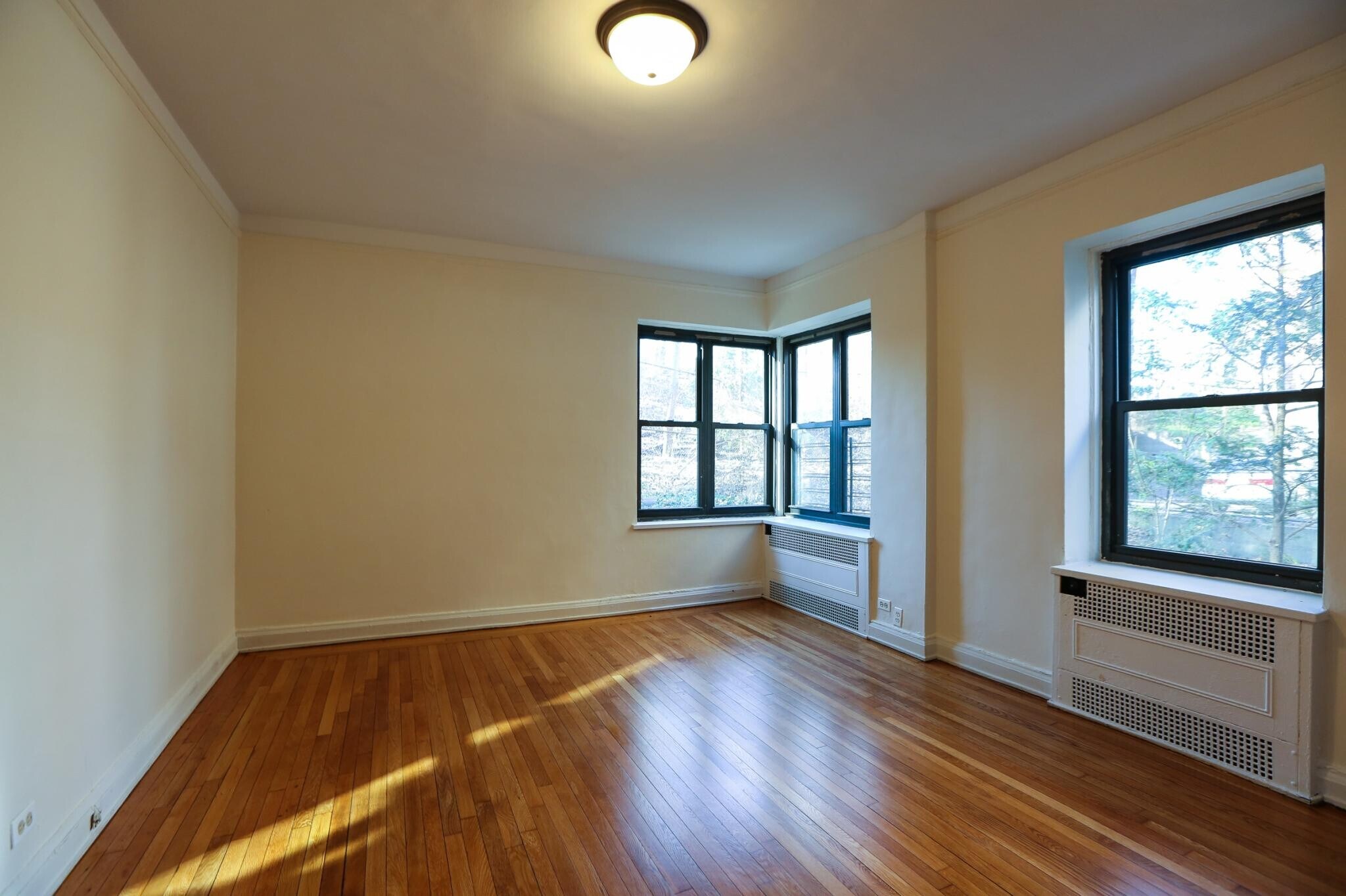 Building Photo - 150 E Hartsdale Ave