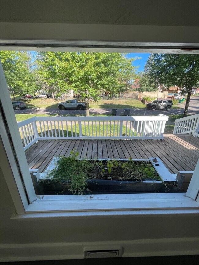 Building Photo - AVAILABLE June  - 1 BED 1 BATH Single Family Home!