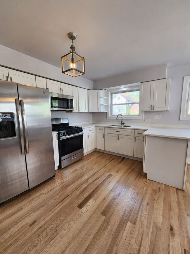 Building Photo - Amazing 3 bed/1.5 bath Updated unit