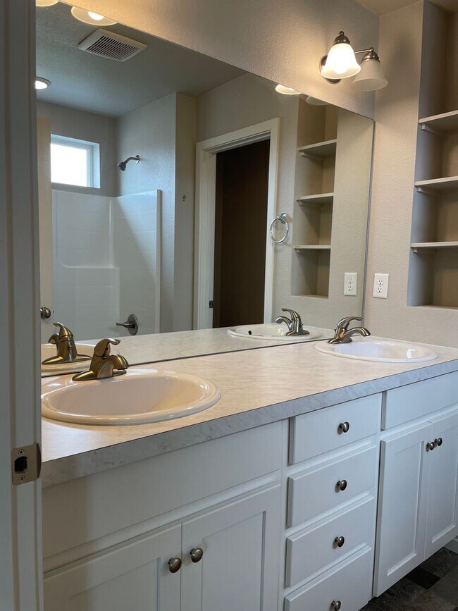 Building Photo - Luxury Rowhouse w/ 2-Car Garage in NE Ft. Collins