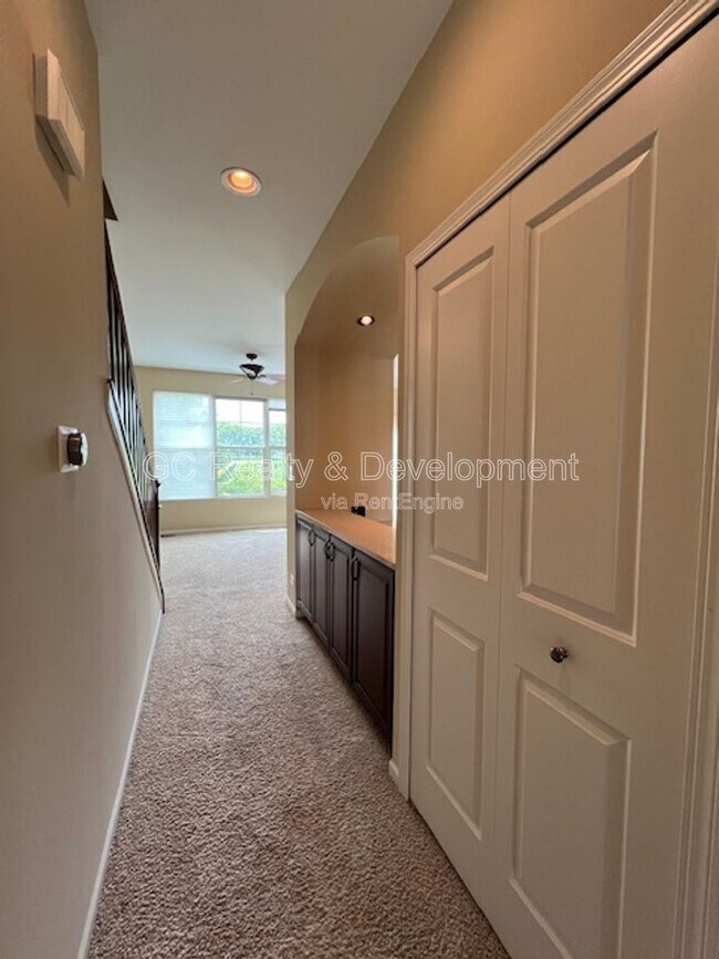 Building Photo - 498 Grosvenor Ln
