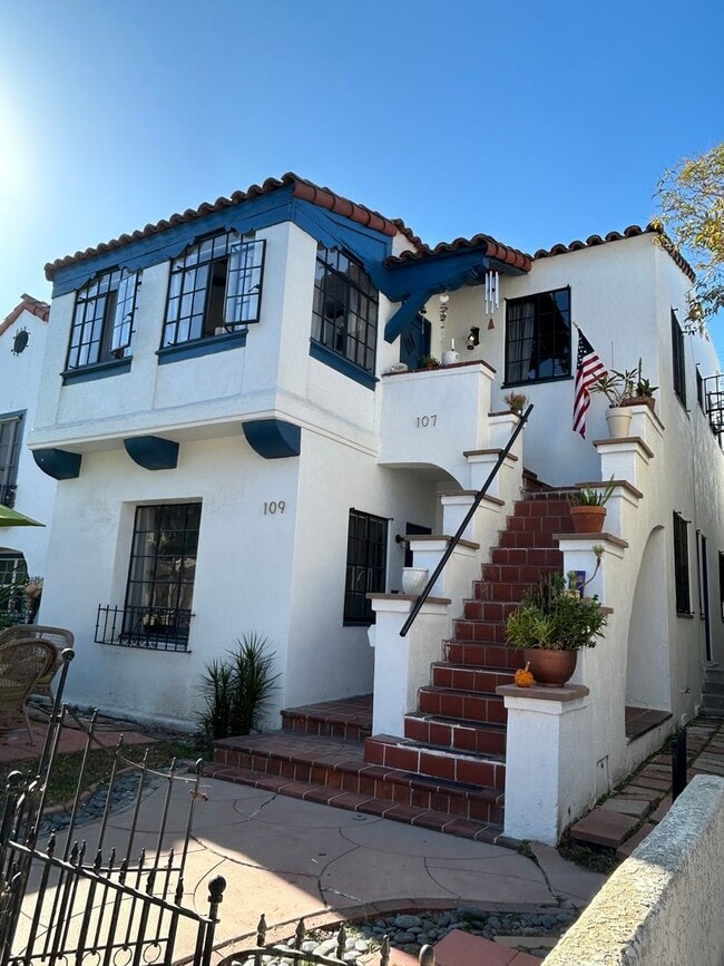 Primary Photo - Charming 2bd/1ba Lower Unit Near Beach and...