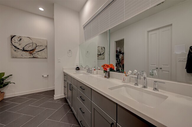 Building Photo - 8911 Knoll Villas St