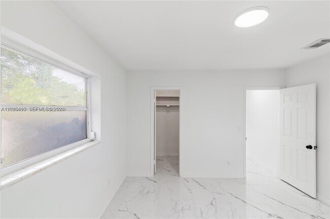 Building Photo - 40 NW 32nd Ave