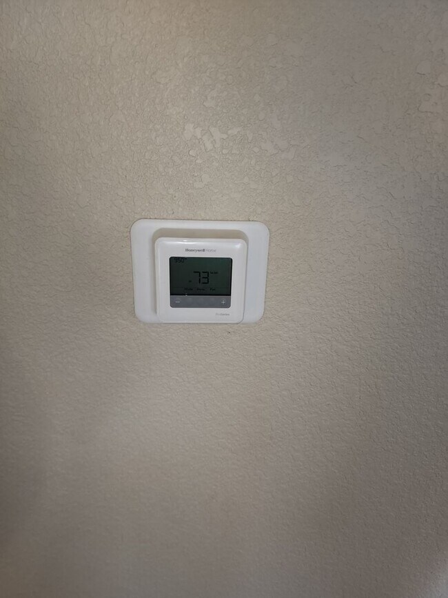 Building Photo - 2 Bedroom 1 Bath with Washer and Dryer Hook-ups