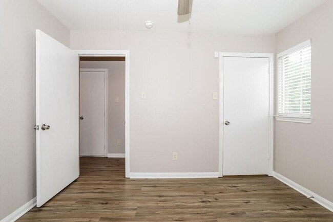 Building Photo - 719 Springwood Dr