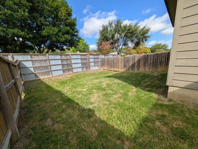 Building Photo - 3/2/2 Duplex / Less than 1 Mile to Gruene / Fridge Included/ Gas Cooking / Covered Patio / CISD
