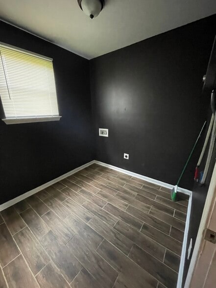 Building Photo - 1555 Swan Ave