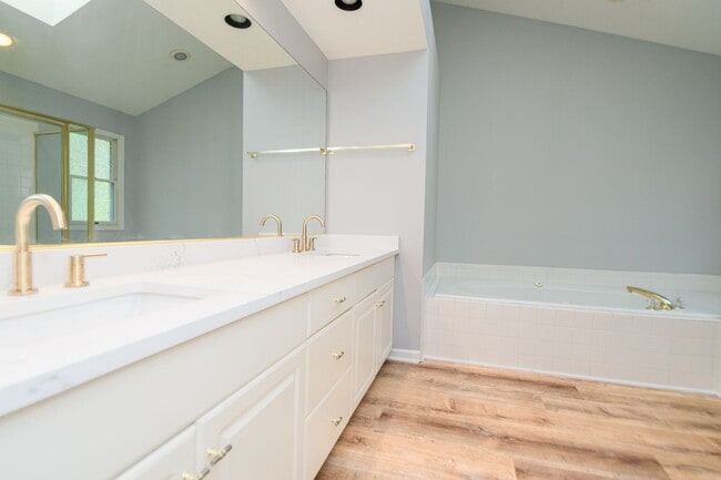 Building Photo - 5 bedroom / 2.5 bathroom Home for Rent in ...