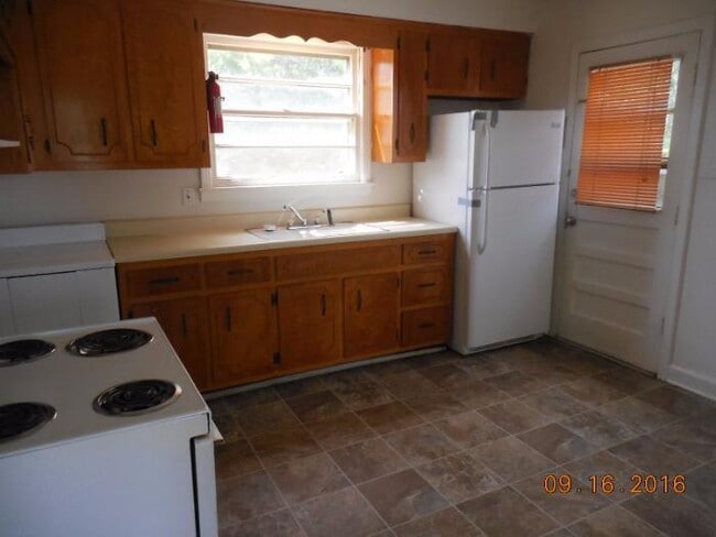 Building Photo - 3 Bedroom Home For Rent Near Lowes On Madison Street!