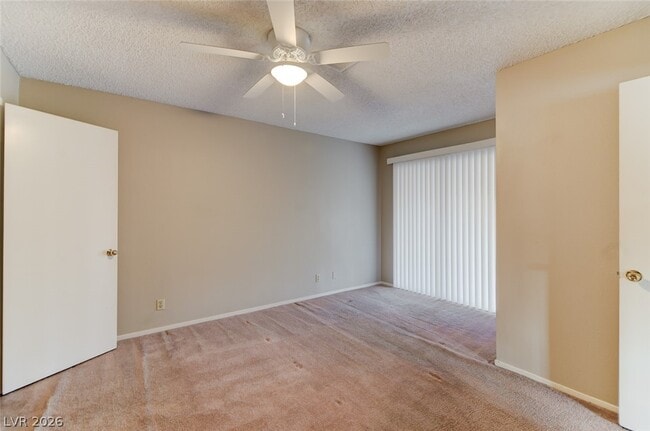 Building Photo - 824 Hedge Way