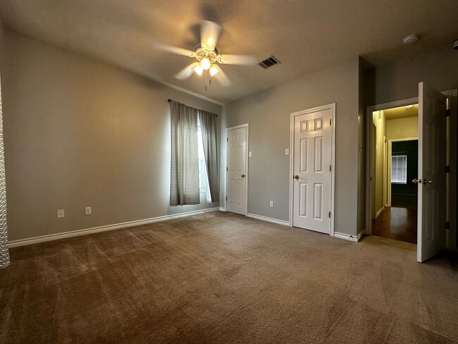 Building Photo - Spacious 2/2 Condo Minutes from Campus and...