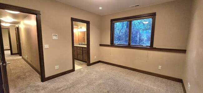 Building Photo - Close to Golf, Skiing, Swimming, Hiking....