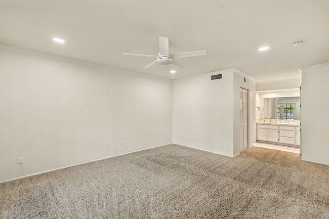 Building Photo - Beautiful 3 bed, 2 bath w/ bonus Room, loc...
