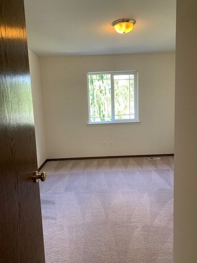 Building Photo - Lovely 3 Bedroom/2.5 Bath, Great Edmonds N...