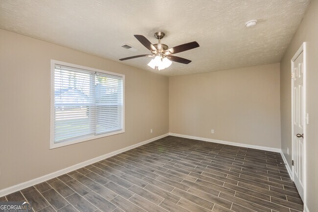 Building Photo - 6096 Creekford Dr