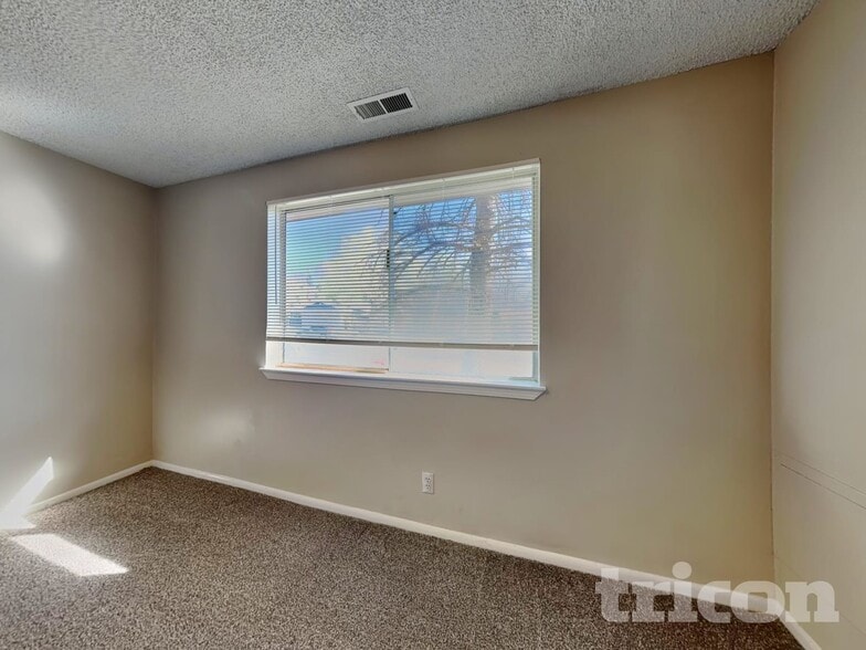 Building Photo - 1270 Kings Row