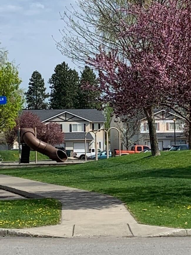 Building Photo - Town Home in Hidden Gardens