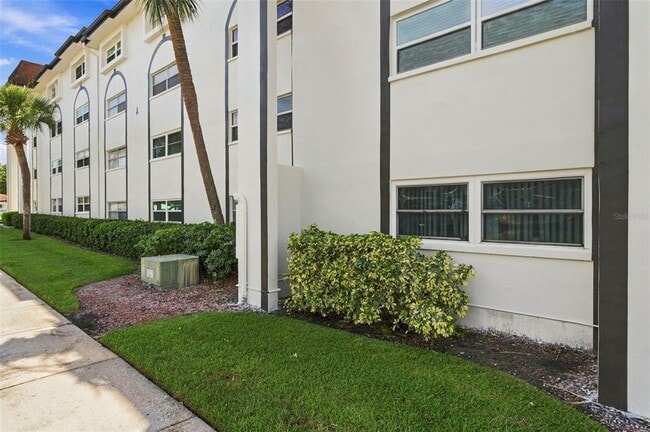 Building Photo - 2525 W Bay Dr