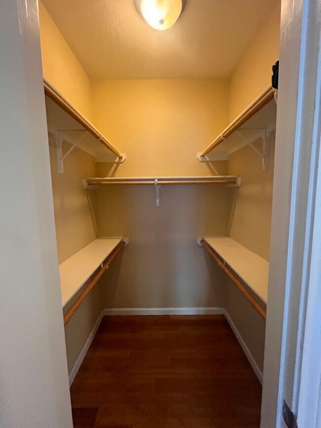 Building Photo - 7bed/6.5bath + 3 car garage and carport