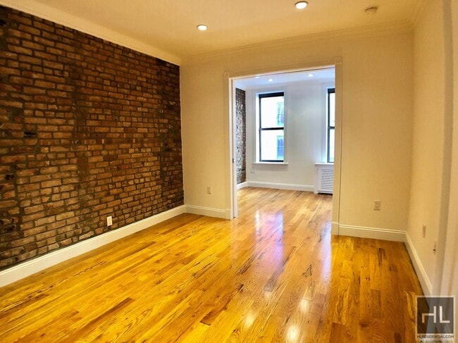 Building Photo - 307 Mott St