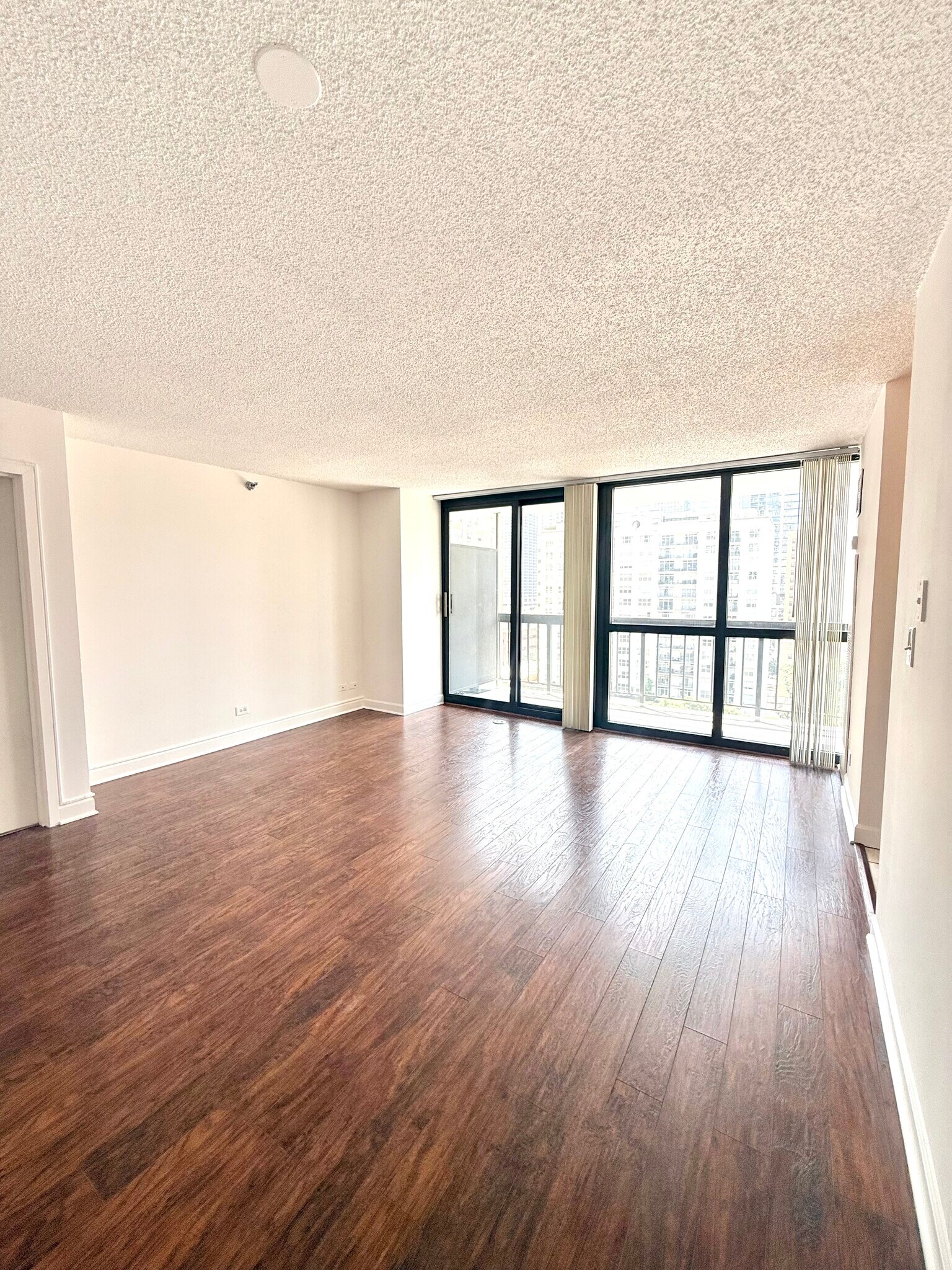 Building Photo - 33 W Delaware Pl