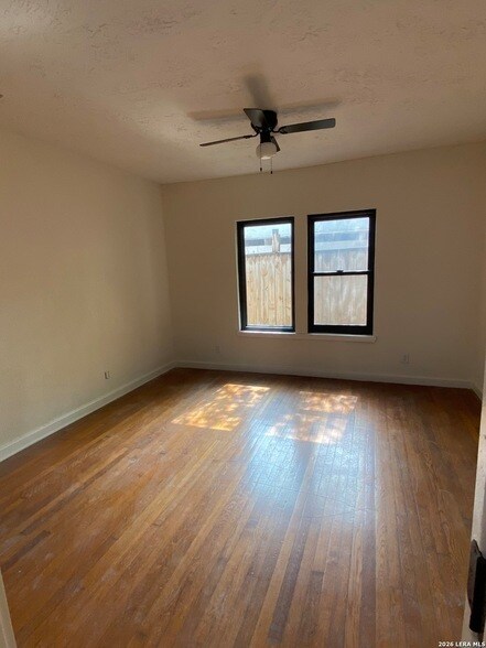 Building Photo - 1614 W Rosewood Ave