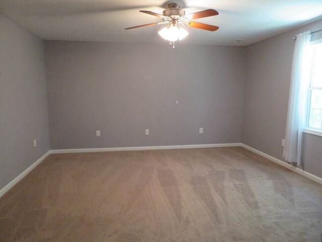 Building Photo - Spacious Home in West Point