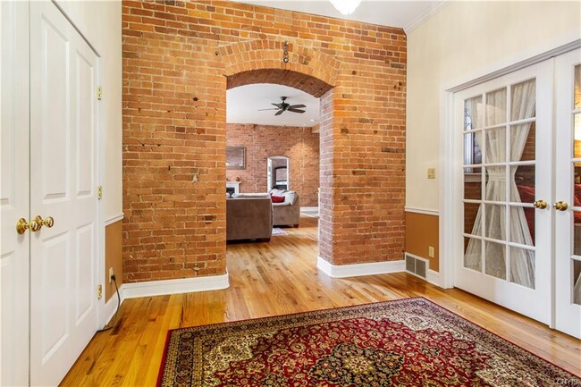 Building Photo - 429 N Franklin St