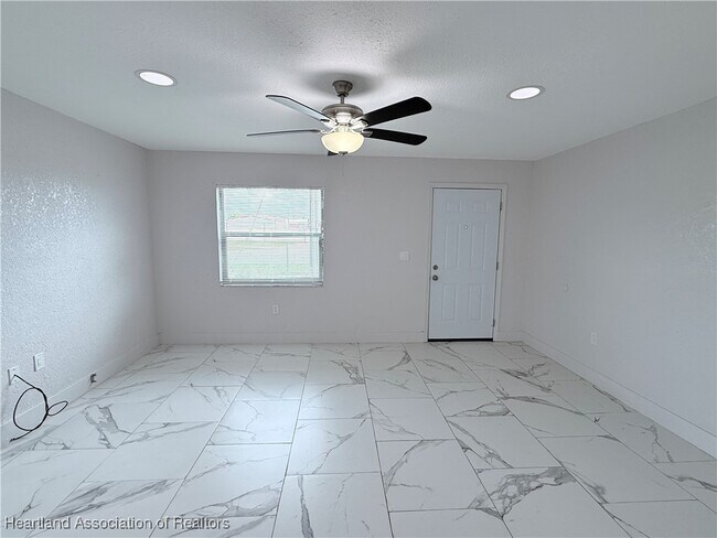 Building Photo - 520 Las Palmas Cir