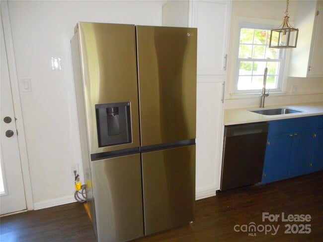 Building Photo - 733 Catawba Cir N