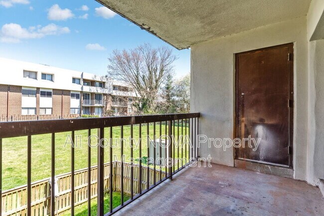 Building Photo - 10122 Campus Way S