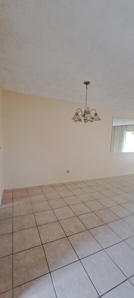 Building Photo - 1845 S Highland Ave