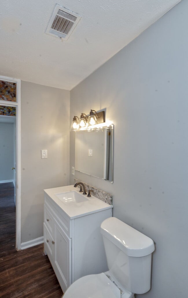 Building Photo - 4527 Fairview Dr