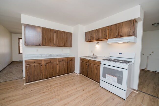 Building Photo - 3 bedroom / 1 bathroom Duplex in Portage