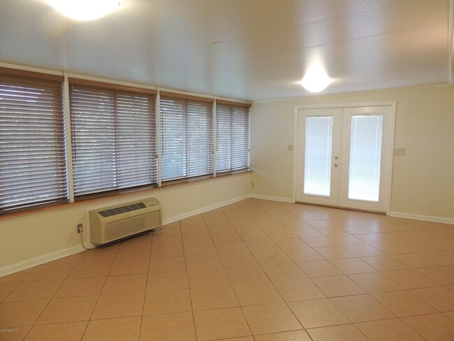 Building Photo - 3150 Highland Grove Dr