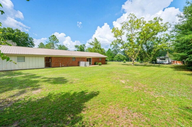 Building Photo - Charming brick home ready for move in!