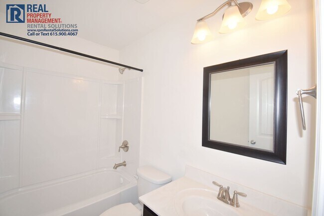 Building Photo - Wonderful townhome 15 min. to downtown Nashville- pool, tennis courts & fitness center!