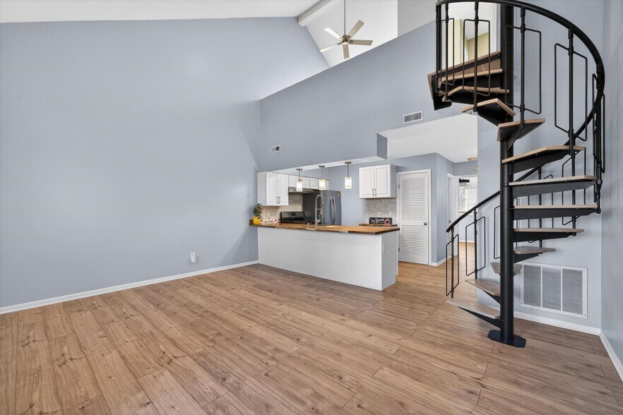 SPACIOUS LR/DR - 7 Arapahoe Dr