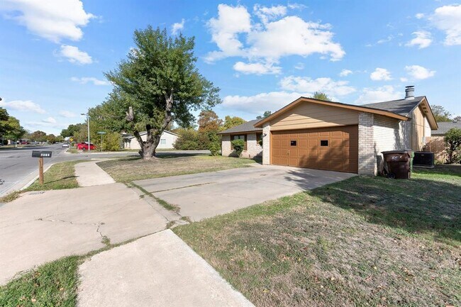 Building Photo - 1703 W Mesa Park Dr