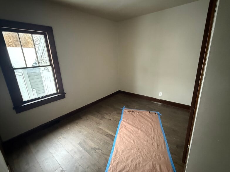 Building Photo - 818 N Van Buren St