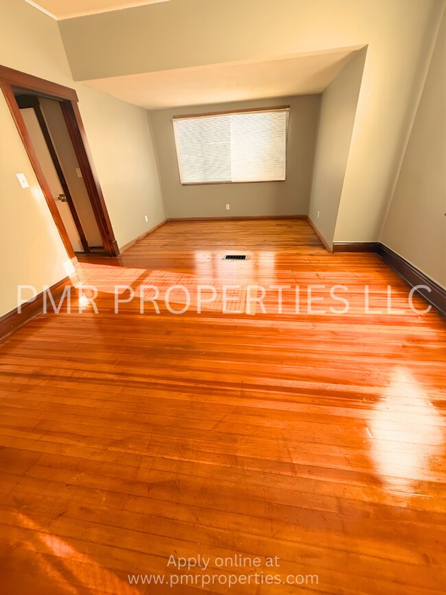 Building Photo - 2 Bedrooms/1 Bathroom House