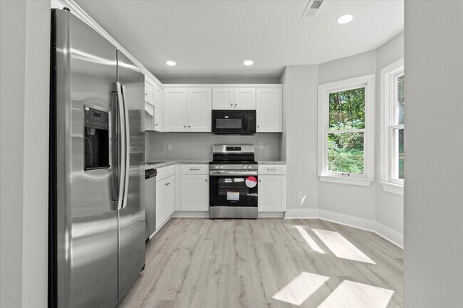 Building Photo - 233 Pine Ridge Rd